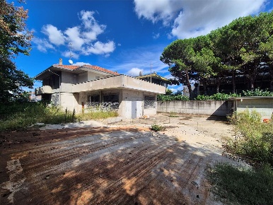 Foto Casa indipendente in Via Rogorazza 31, Cardano al Campo di 210 m²