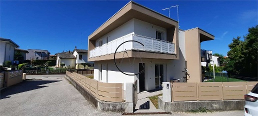 Foto Villa unifamiliare in via posutmia, Treviso Fiera di 220 m² in vendita
