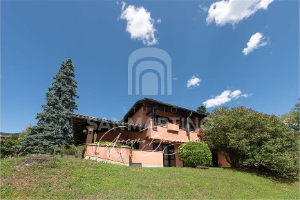 Foto Villa unifamiliare in Via Giacomo Matteotti, Barasso di 250 m²
