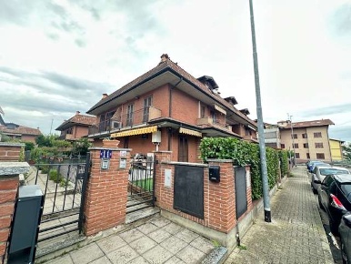 Foto Villa unifamiliare in Via Montale 13, Cura Carpignano Centro di 200 m²