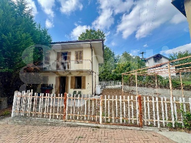 Foto Casa indipendente in Cerreto, La Morra Centro di 90 m² con 4 locali