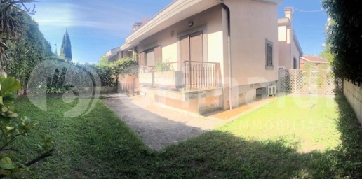 Foto Villa bifamiliare in odone, Roma Tor de' Cenci di 100 m² con 4 locali