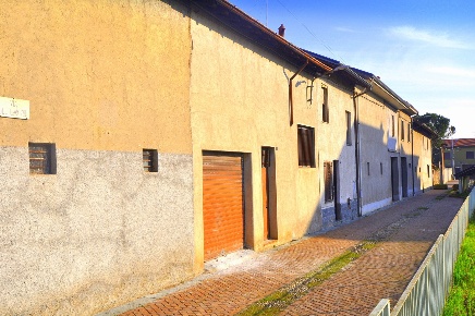 Foto Casa indipendente a Buscate di 300 m² con 8 locali in vendita