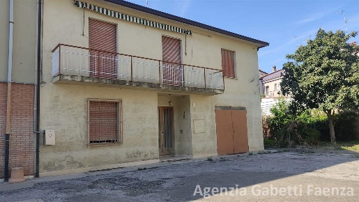 Foto Casa indipendente a Faenza di 397 m² con 5 locali in vendita