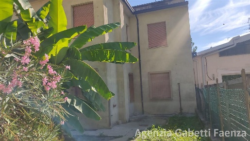 Foto Casa indipendente a Faenza di 397 m² con 5 locali in vendita
