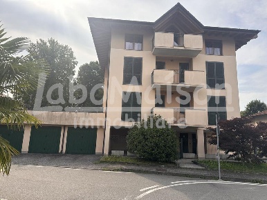 Foto Appartamento a Gavirate Centro di 120 m² con 4 locali in vendita