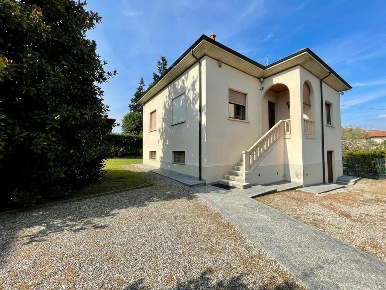 Foto Villa unifamiliare in Vi Cottalorda, Azzate Centro di 180 m²