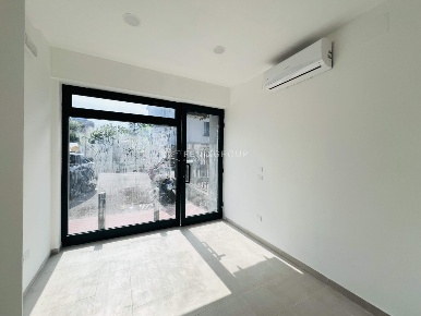 Foto Negozio in Via Tito Poggi 2, Padova Brusegana - Aeroporto di 17 m²
