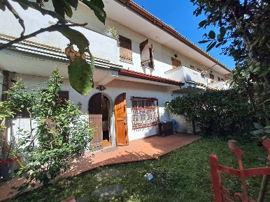 Foto Villa a schiera a Massa Marina di Massa Centro di 90 m² con 3 locali