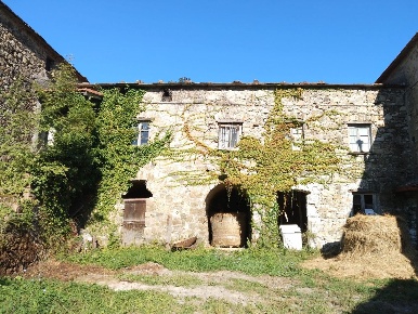 Foto Rustico a Varese Ligure Centro di 400 m² con 8 locali in vendita