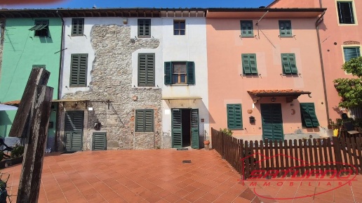 Foto Casa indipendente a Capannori Marlia di 70 m² con 6 locali in vendita