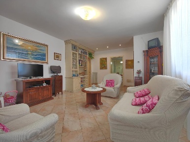 Foto Casa indipendente a Fucecchio di 280 m² con 12 locali in vendita
