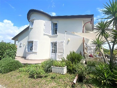 Foto Villa unifamiliare a Carrara Marina di Carrara di 200 m² con 6 locali