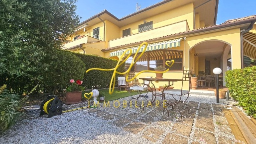 Foto Appartamento a Castellina Marittima di 112 m² con 4 locali in vendita
