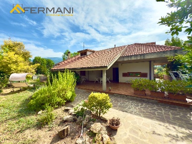 Foto Villa unifamiliare a Ascoli Piceno di 620 m² con 8 locali in vendita