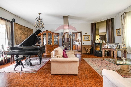 Foto Villa singola in via campanella, Castellanza di 300 m² con 7 locali