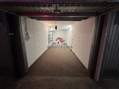 Foto Box in Via Francesco Cilea, Milano Gallaratese di 21 m² con 1 locali
