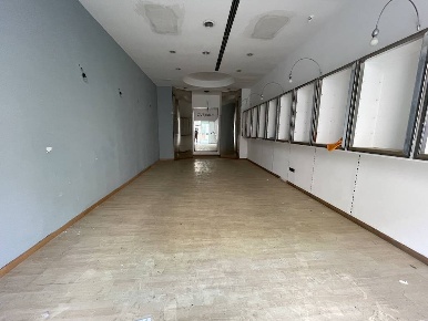 Foto Locale commerciale in Corso Garibaldi, Reggio di Calabria di 52 m²