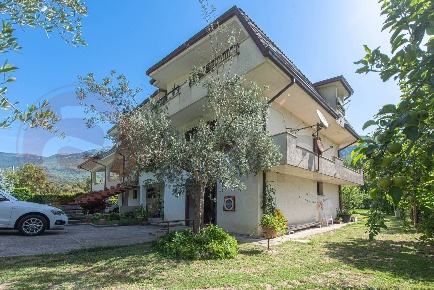 Foto Case semi ndipendenti in Località Case Giovannone, Balsorano di 280 m²