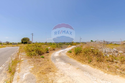 Foto Terreno residenziale in Via Foscolo, Vernole Centro di 10718 m²