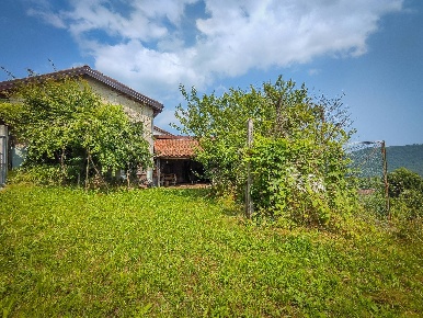 Foto Casa indipendente a Mallare di 230 m² con 10 locali in vendita
