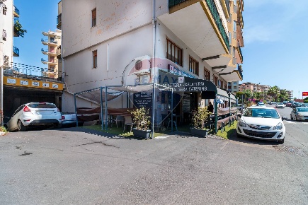 Foto Locale commerciale in Via Carnazza, Tremestieri Etneo di 900 m²