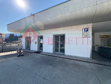 Foto Attività commerciale in via Valle, Lavena Ponte Tresa Centro di 100 m²