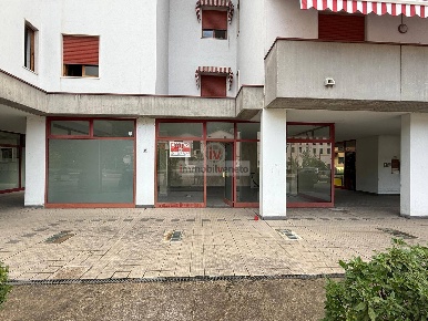 Foto Negozio in VIA MAZZOCCO, Chiampo Centro di 104 m² con 3 locali