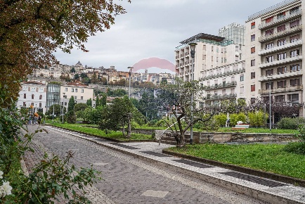 Foto Bar in Piazzale Della Repubblica, Bergamo Centro di 100 m² in vendita