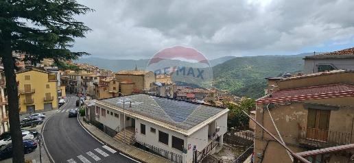 Foto Appartamento in Via Gaetano Algeri, Ucria di 130 m² con 5 locali