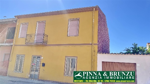 Foto Villa a schiera in Via Dante 24, Santa Giusta Centro di 214 m²