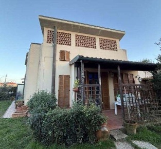 Foto Villa unifamiliare a Pisa di 231 m² con 11 locali in vendita