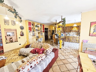 Foto Appartamento in Via Roma, Umbertide di 280 m² con 7 locali in vendita