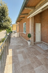 Foto Villa bifamiliare in Via Umbria, Perugia di 260 m² con 8 locali