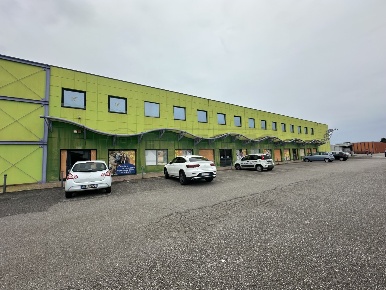 Foto Locale commerciale in Via IV Genova 48, Pozzuolo del Friuli di 1760 m²