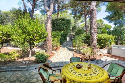 Foto Villa unifamiliare a Livorno Quercianella di 225 m² con 10 locali