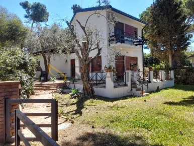 Foto Case indipendenti a Augusta di 225 m² con 8 locali in affitto