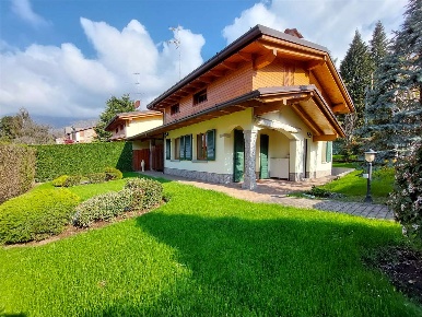 Foto Villa unifamiliare in Via Bellini, Castione della Presolana Centro