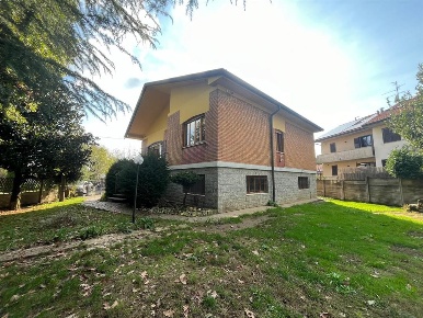 Foto Villa unifamiliare in Via Isonzo, Seveso Centro di 260 m² con 4 locali