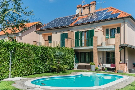 Foto Villa bifamiliare in Via Roma, Pioltello Centro di 200 m² con 5 locali