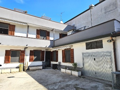 Foto Appartamento in via Parini, Cesano Maderno di 200 m² con 5 locali