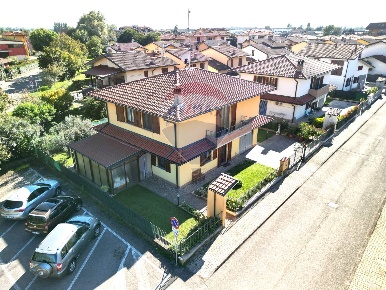 Foto Villa singola in via Monteverdi, Arzago d'Adda Centro di 178 m²
