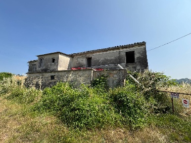 Foto Rustico a Ponzano di Fermo di 300 m² con 10 locali in vendita