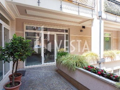 Foto Negozio in Viale Manara, Barzanò Centro di 81 m² con 1 locali
