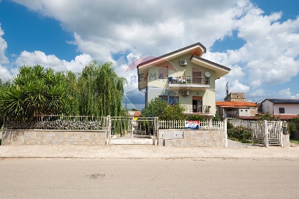 Foto Villa singola in Corso Vittorio Emanuele, Carinola Centro di 350 m²