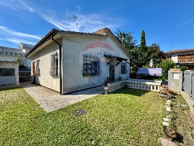 Foto Villa singola in via due giugno, Vigonza Centro di 100 m² con 4 locali