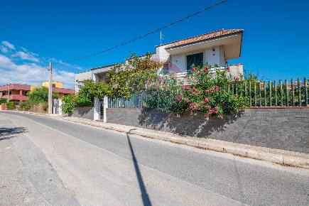 Foto Villa bifamiliare in Via Palermo, Pachino Centro di 615 m² in vendita