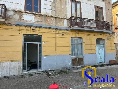 Foto Locale commerciale a Santa Maria Capua Vetere di 50 m² con 3 locali