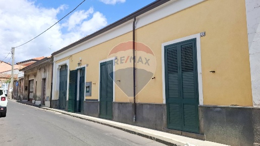 Foto Casa indipendente in Via Faro, Pedara Centro di 230 m² con 10 locali