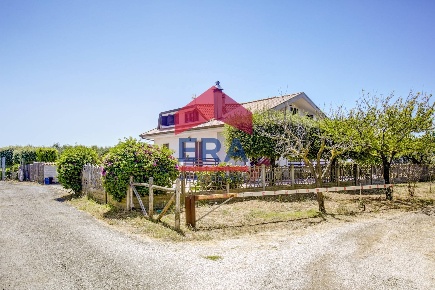Foto Villa bifamiliare in Via E.Torricelli, Pomezia di 200 m² con 5 locali